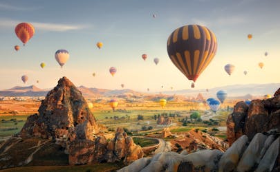 Visite privée de 2 jours et 1 nuit en Cappadoce au départ d’Istanbul en avion avec vol en montgolfière en option